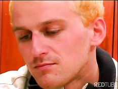 Его интервью постепенно превращается в банальную еблю