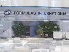 Мускулистые парни занимаются сексом у синего кабриолета