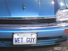 Мускулистые парни занимаются сексом у синего кабриолета