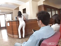 Азиатка собирает во рту свой банк спермы