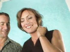 Брюнетка с волосатой киской трахается с двумя парнями