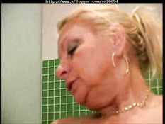 Оральный секс в ванной с опытной блондинкой