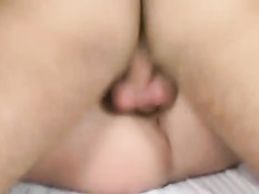 Развратная молодая блондинка в кровати с двумя парнями