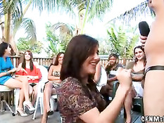 Девчонка на свежем воздухе под пальмами сосёт хуй