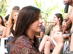 Девчонка на свежем воздухе под пальмами сосёт хуй