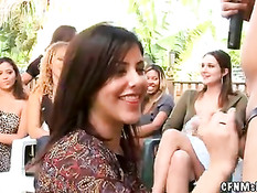 Девчонка на свежем воздухе под пальмами сосёт хуй