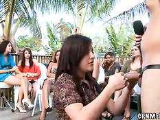 Девчонка на свежем воздухе под пальмами сосёт хуй