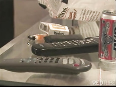 Он подставляет старшему товарищу свою красную попку