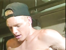 Экипаж корабля ебётся в тесном кубрике