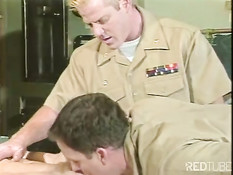 Экипаж корабля ебётся в тесном кубрике