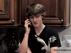 Молодые мальчики \"дают жару\" в зелёной комнате