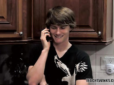 Молодые мальчики \"дают жару\" в зелёной комнате