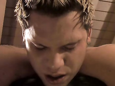 Джесси трахается с Кевином на чёрном кожаном диване