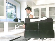 Ребята обмениваются дружескими минетами на кухне