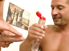 Два сильных парня, выпив по бокалу сока занялись сексом