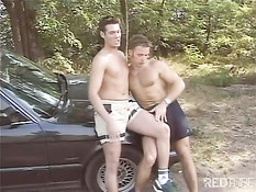 Два парня-бегуна решили передохнуть и заняться сексом