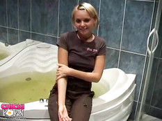 Развёл на минет и отодрал студентку-блондинку в ванной