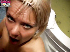 Развёл на минет и отодрал студентку-блондинку в ванной