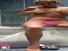 Развёл на минет и отодрал студентку-блондинку в ванной