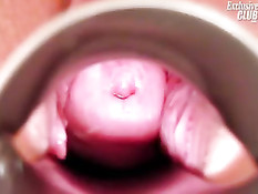 Девушка посещает врача для проверки груди и половых органов