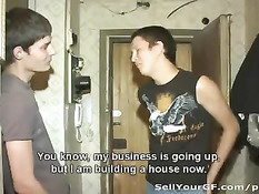 Молодая невеста парня зарабатывает сексом деньги на кино