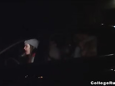 Девчонки из колледжа развлекаются в ночном городе