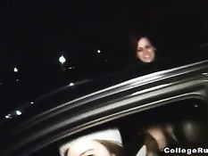 Девчонки из колледжа развлекаются в ночном городе