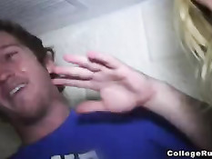 Девчонки из колледжа развлекаются в ночном городе