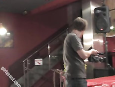 Экстремальный любительский сквирт за кулисами сцены