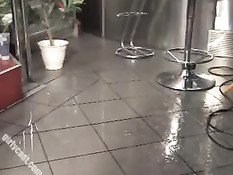 Экстремальный любительский сквирт за кулисами сцены