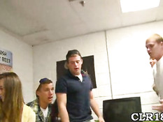 Девки из колледжа устроили лесбийскую групповуху