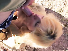 Сисястая зрелая блондинка сделала водителю минет