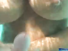 Порнозвезда Amber Lynn сосёт мужику член под водой