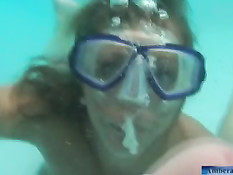 Порнозвезда Amber Lynn сосёт мужику член под водой