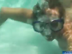 Порнозвезда Amber Lynn сосёт мужику член под водой