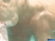 Порнозвезда Amber Lynn сосёт мужику член под водой