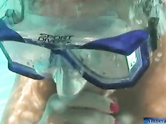 Порнозвезда Amber Lynn сосёт мужику член под водой