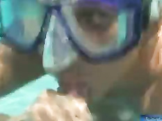 Порнозвезда Amber Lynn сосёт мужику член под водой