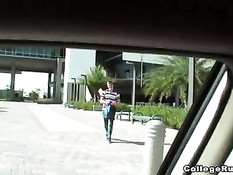 Девки из колледжа затащили парня в машину и сделали минет