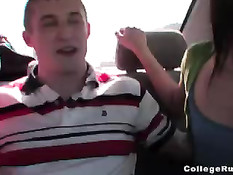 Девки из колледжа затащили парня в машину и сделали минет