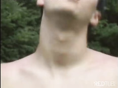 Романтичные мальчики расположились на лесной лужайке