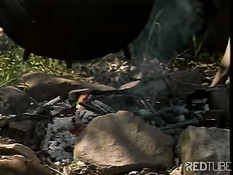 Ковбои у костра на природе занимаются сексом