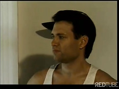 Мальчики развлекаются летним днём на улице