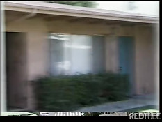 Мальчики развлекаются летним днём на улице