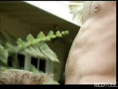 Мальчики развлекаются летним днём на улице