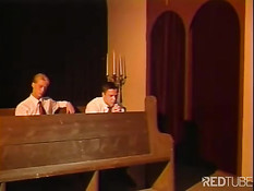 Католическому мальчику отсасывает член уборщик