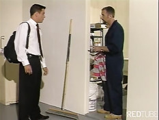 Католическому мальчику отсасывает член уборщик