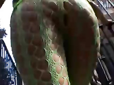 Чернокожая пара в масках занимается любовью