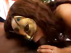 Чернокожая пара в масках занимается любовью