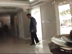 Девушка в белых чулках даёт себя трахнуть в бритую киску и анус